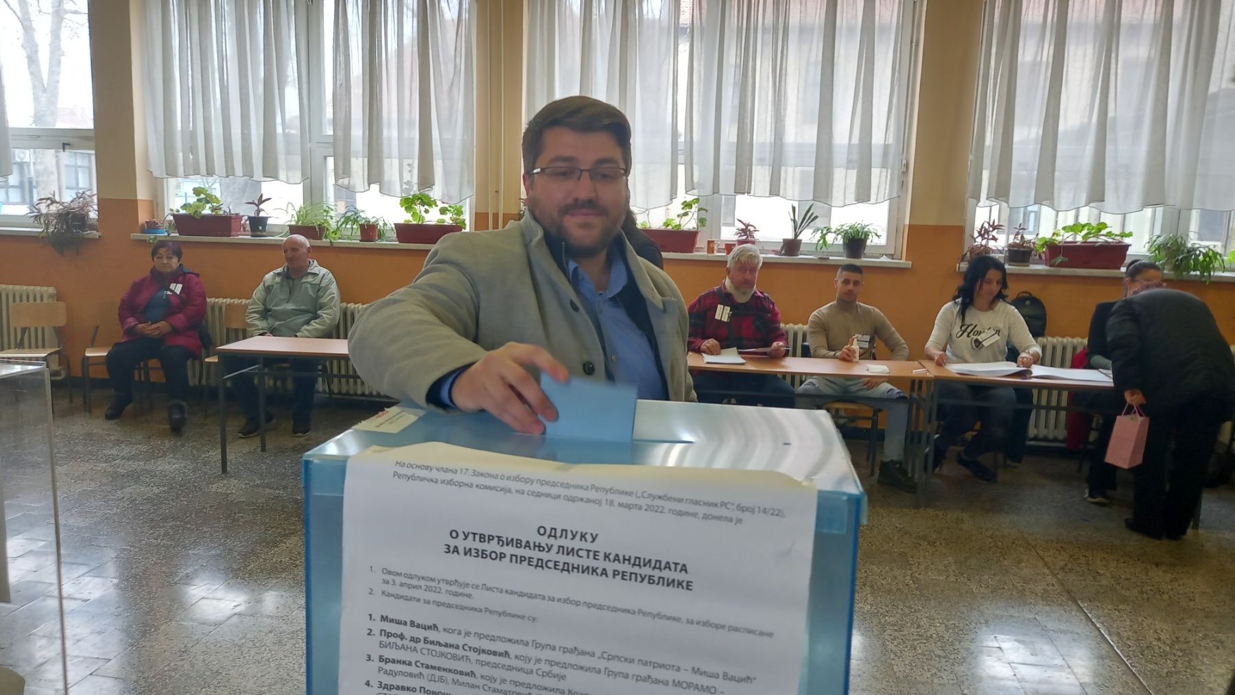 Marko Mladenović glasao na biračkom mestu broj 16 u Jabuci